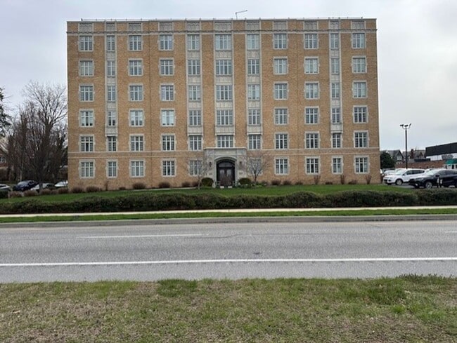 Building Photo - 1525 N Front St