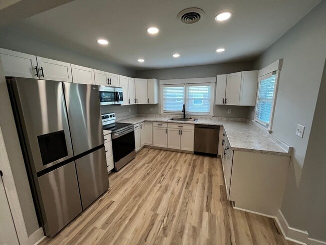 4Bed/3Bath Renovated Student friendly housing - 4Bed/3Bath Renovated Student friendly housing House
