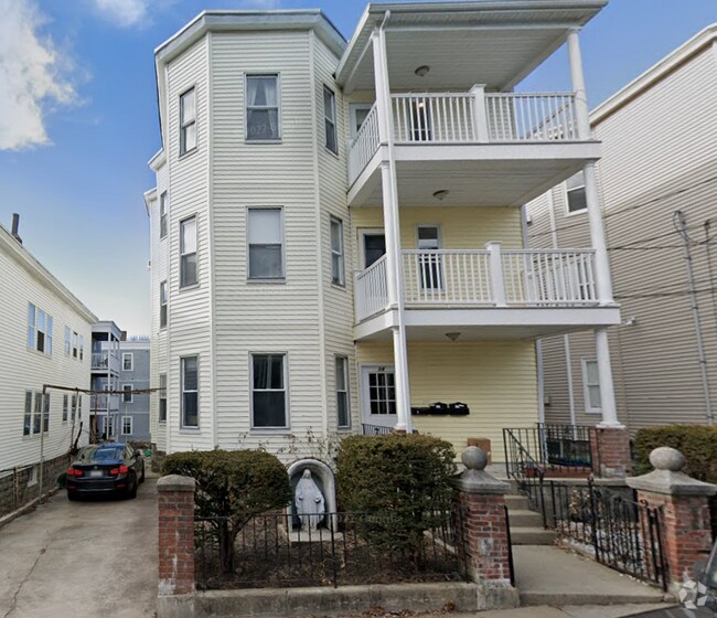 Building Photo - 14 Belknap St Unit 1 Rental