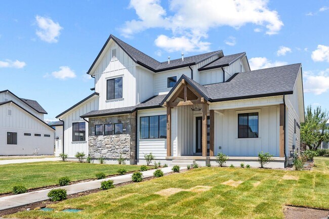 Photo - Cozy, Bright, and Spacious Home Nestled in Midway