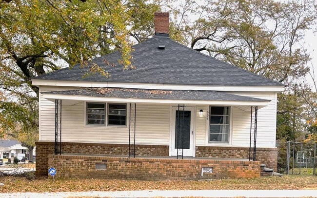 Building Photo - 597 N Forest St