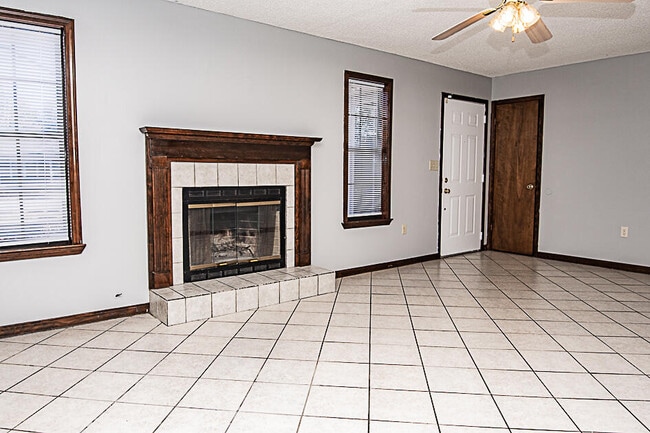 Photo - 116 Walker Cir W