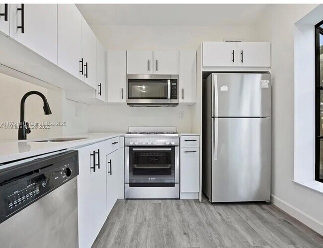Building Photo - 707 Gardens Dr Unit 203 Rental