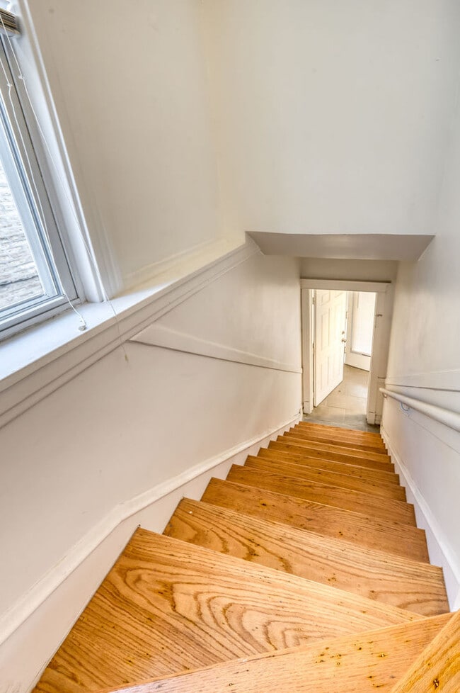 Building Photo - 4226 W Kamerling Ave Unit 2