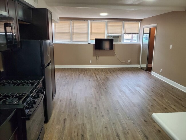 Building Photo - 524 Merrick Rd Unit 2nd Fl Rental