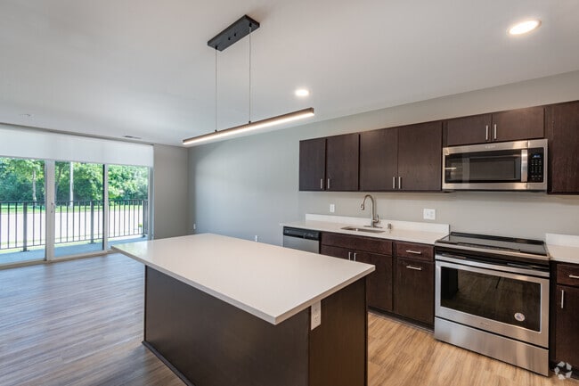 2 BR, 2 BA - 940 SF