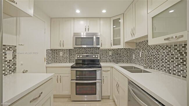 Photo - 2 br, 1 bath Condo - 5005 Collins Ave Apt 922 Unidad Apt 922