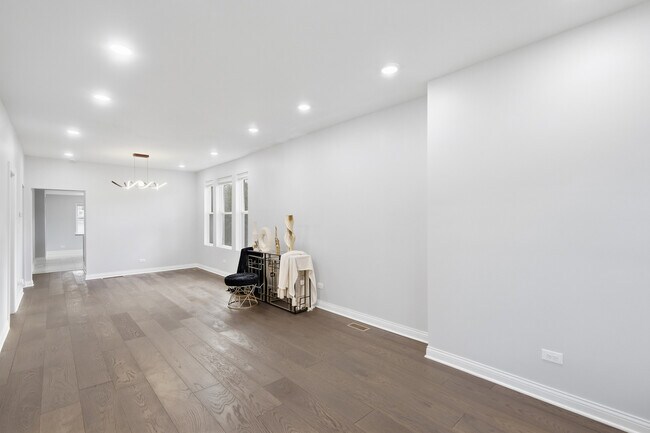 Photo - 7823 S May St