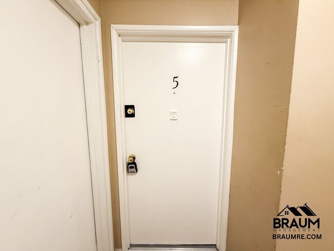 Building Photo - 5252 Hermitage Ave Unit 5
