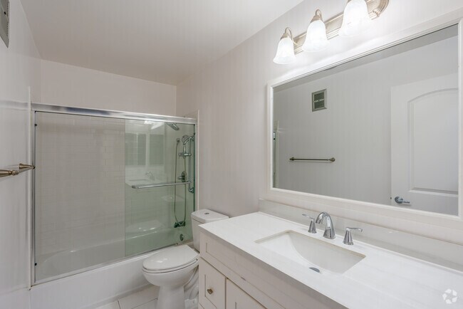 2BR, 2BA - 1,100SF