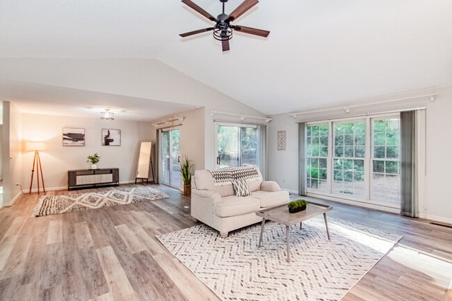 Photo - 965 Monticello Dr