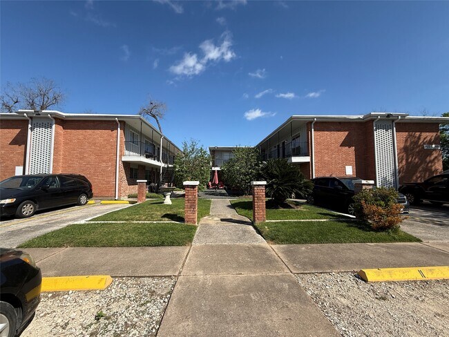 Building Photo - 425 E 9th St Unit 16