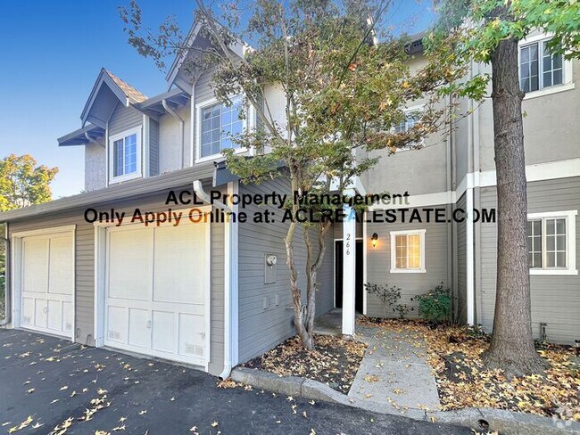 Building Photo - Beautiful 2 Bed, 2.5 Bath Townhome - AVAIL...