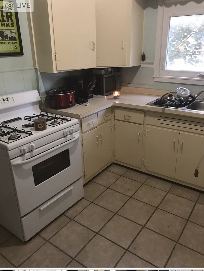 refrigerator and dishwasher present also - 1546 Delaware Ave Apartments Unit Lower