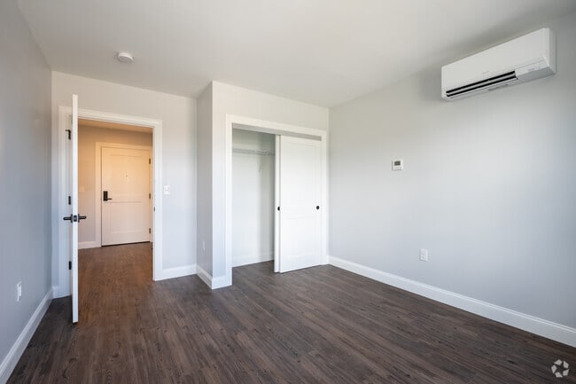 2BR, 1BA - 850SF