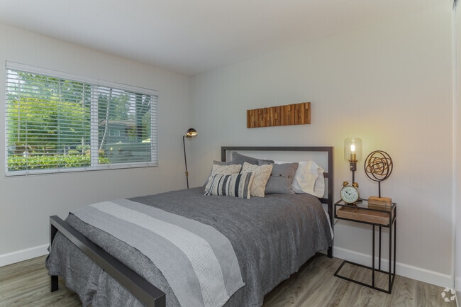 2BR, 1.5BA - 900 SF