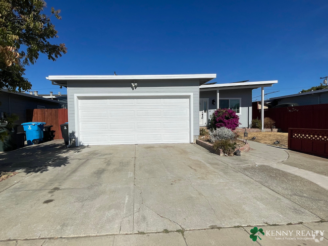 Building Photo - Large 2 Bedroom Home with Bonus room and G...