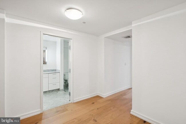 Photo - 219 S 18th St Unit 424