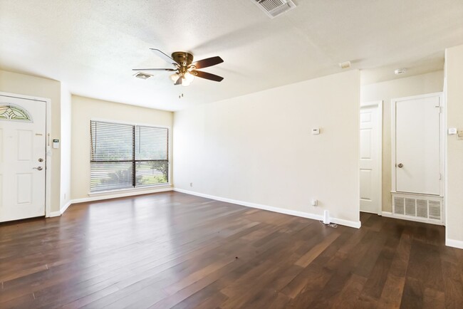 Photo - Charming Home Awaits: Spacious & Modern Living in a Prime Location
