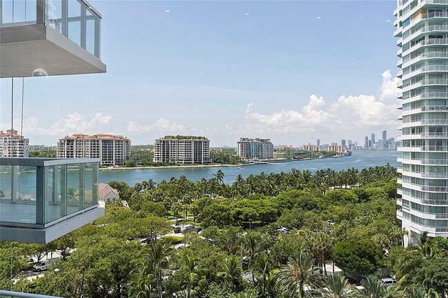 Building Photo - 100 South Pointe Dr Unit 910