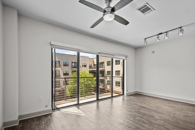 Espacio de estar luminoso con vistas al balcón privado. - Maple at Med Center