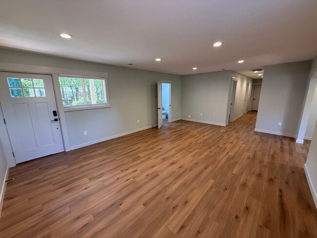 Photo - 805 Boxwood Ln SE