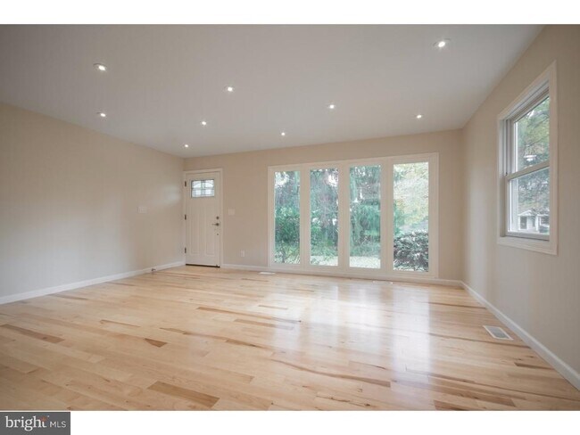 Photo - 384 Walnut Ln