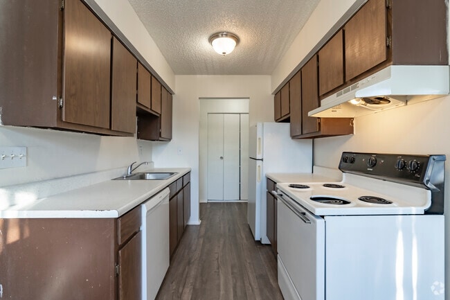 2BR, 1BA - 915SF - Kitchen