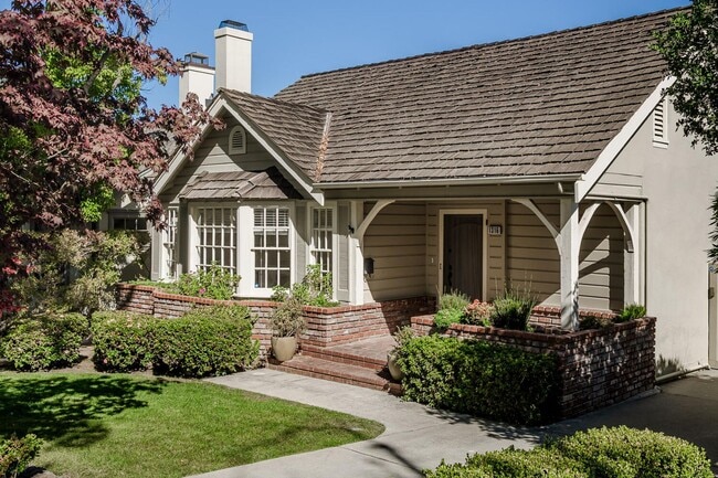 Photo - Charming Burlingame Home, 2 Bedroom / 1.5 ...