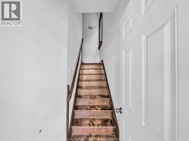 Photo - 527 McEwan Ave