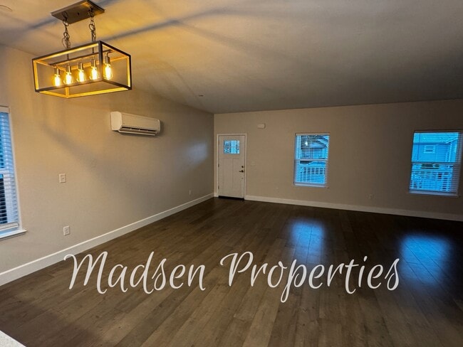 Photo - 2127 Hewitt Ave