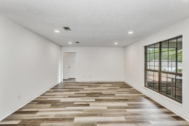 Photo - 1960 Woodbridge Dr