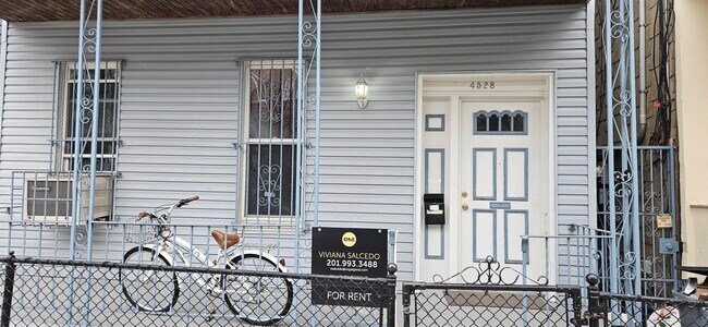 Photo - 4528 Brown St