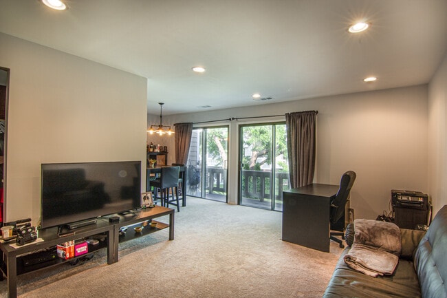 Living/Dining Combo - 55 Lambert Dr Unit C2