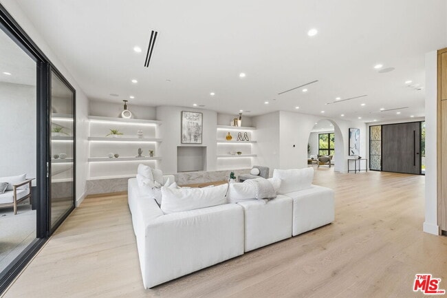 Photo - 16643 Addison St