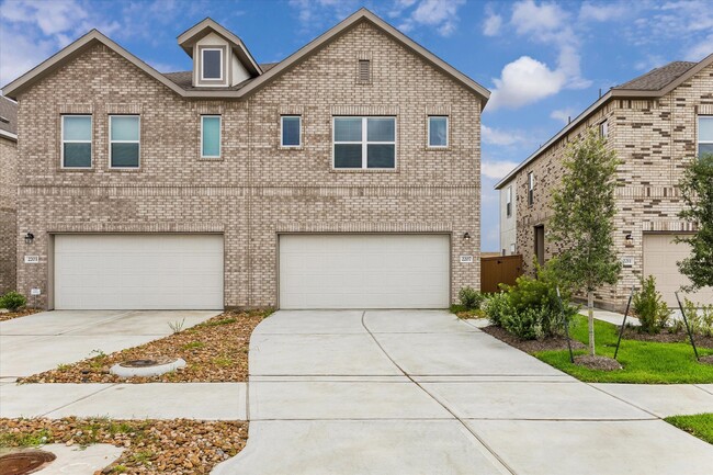 Building Photo - 2207 Salinas Dr