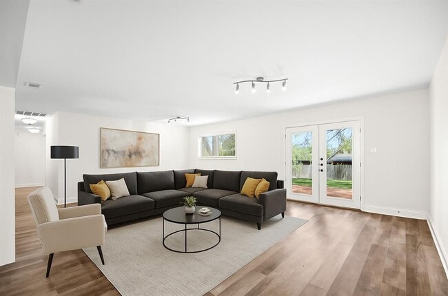 Building Photo - 2904 Northeast Dr