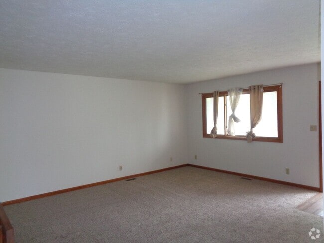 Building Photo - Spacious 3-Bedroom Home with Fenced Yard –...