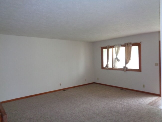 Spacious 3-Bedroom Home with Fenced Yard –... - Spacious 3-Bedroom Home with Fenced Yard –...