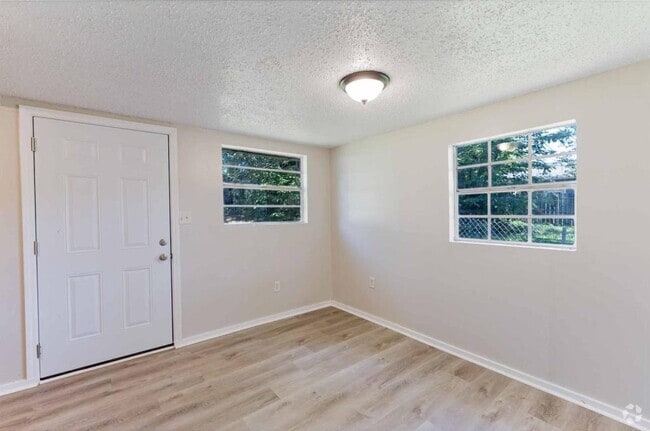 Building Photo - 1570 Chippewa Ave SE Rental