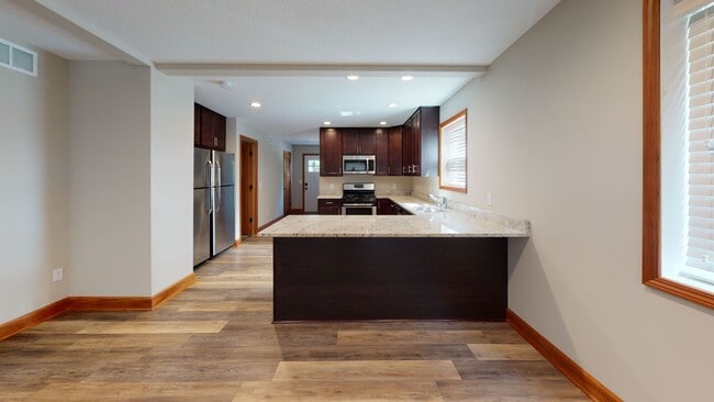 Building Photo - 1014 13th Ave SE Unit 1