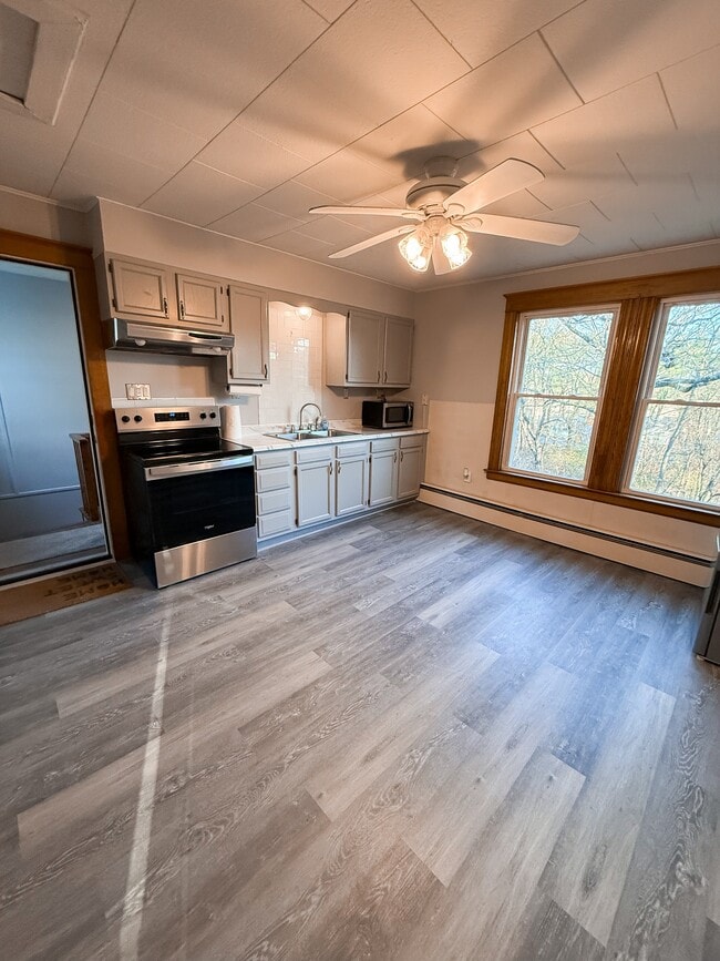 Building Photo - 584 Pleasant St Unit 2