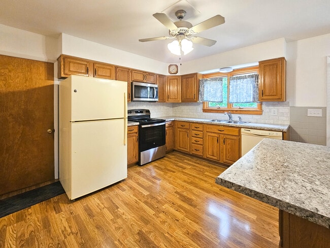 Photo - 937 Collins Rd