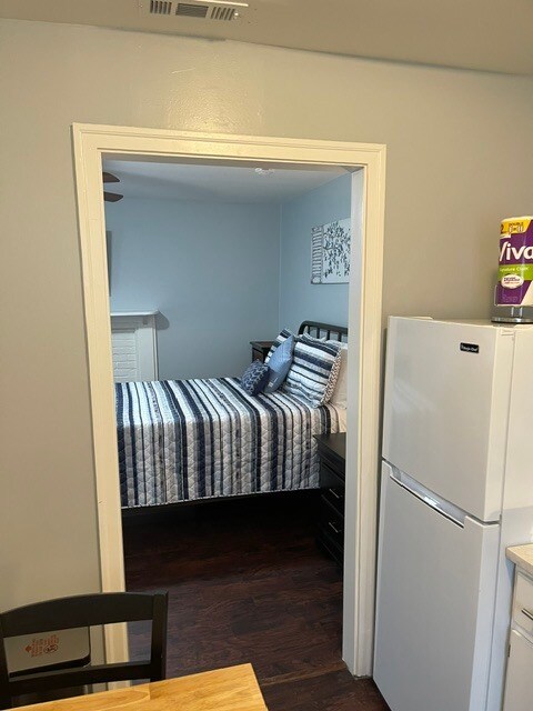 La cocina está separada de la zona de estar y los dormitorios. - 3811 Gallatin Pike Unidad 23