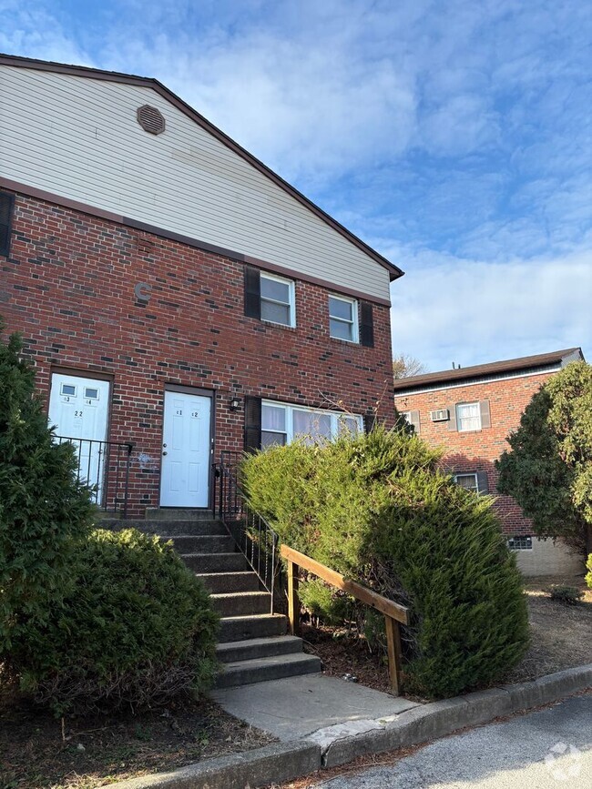 Building Photo - Freshly painted 2 bedroom in awesome building Rental