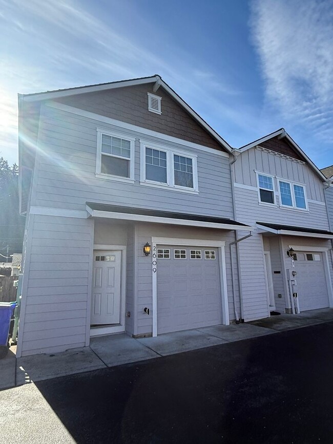 Building Photo - Beautifully Refurbished and updated Townhome style Home in Southeast Portland