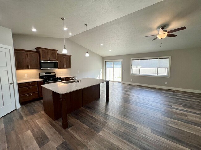 Photo - 3 bed 2 bath townhome on west end