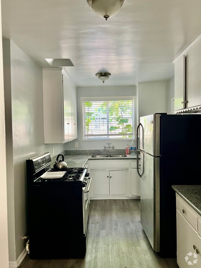 Building Photo - 1615-1621 N Hobart Blvd Rental