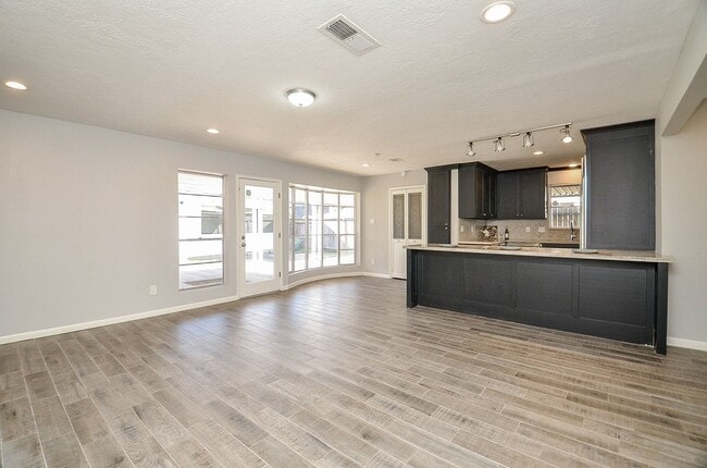 Photo - 9215 Sharpcrest St