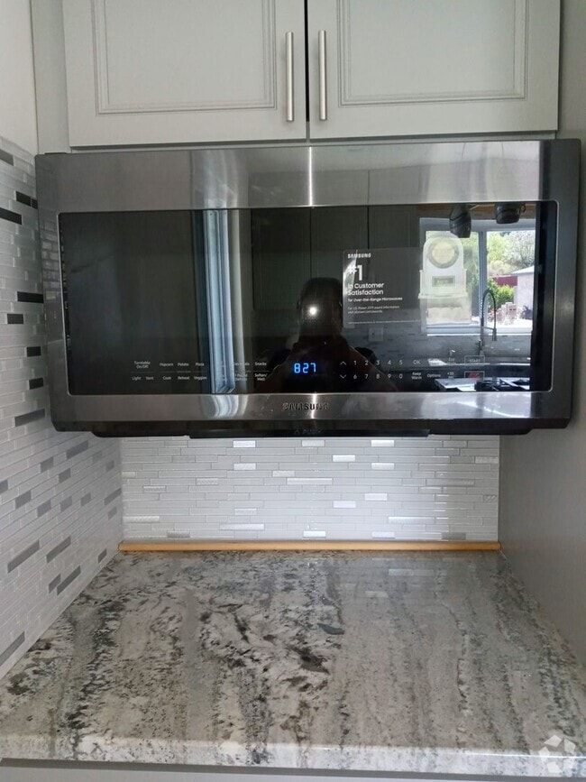 Building Photo - FIVE BEDROOMS! Rental